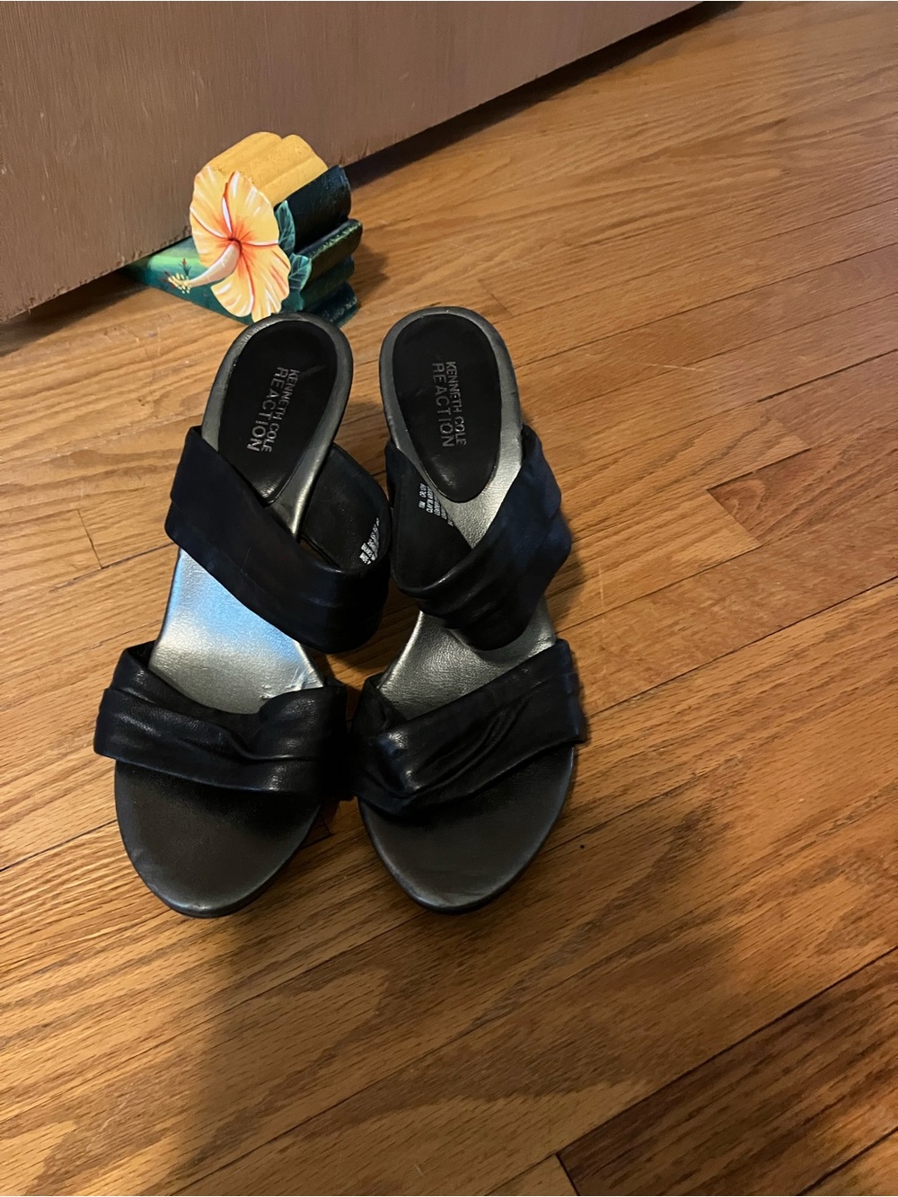 Kenneth Cole Reaction Black Knot-Detail Slide Mules